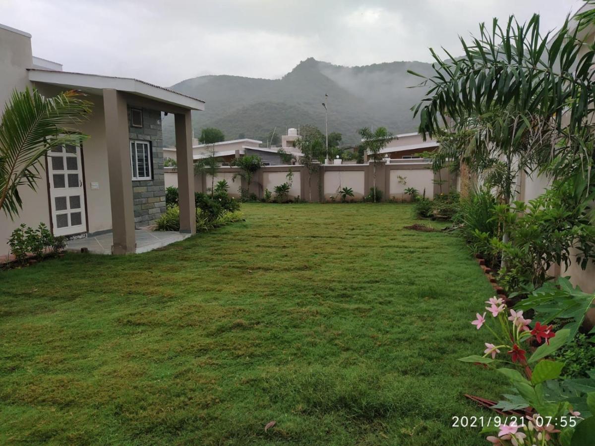 Nine Hill Villa - 2Bhk Private Villa With Pool Ουνταϊπούρ Εξωτερικό φωτογραφία