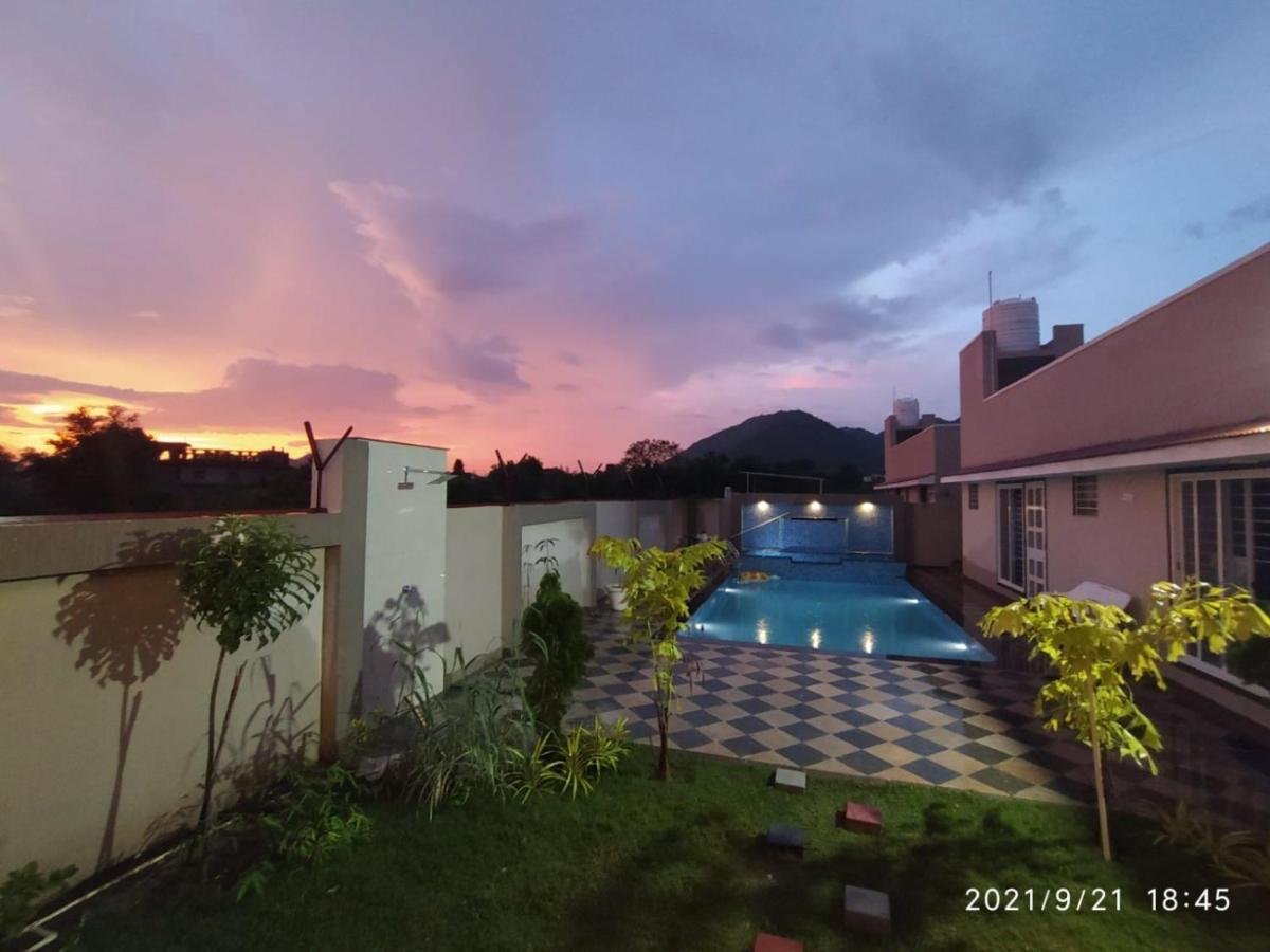 Nine Hill Villa - 2Bhk Private Villa With Pool Ουνταϊπούρ Εξωτερικό φωτογραφία